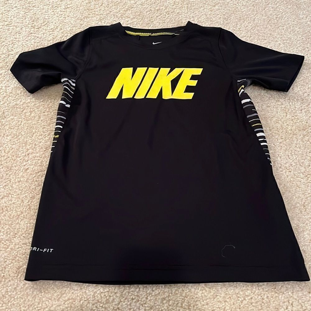 SIZE SMALL NIKE DRI FIT SHIRT